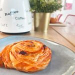 pan con pasas y cafe